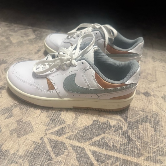 Nike Sneakers Women’s Size 8 - Picture 3 of 4